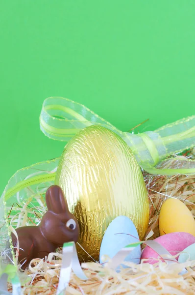 Färgglada inslaget choklad påskägg — Stockfoto