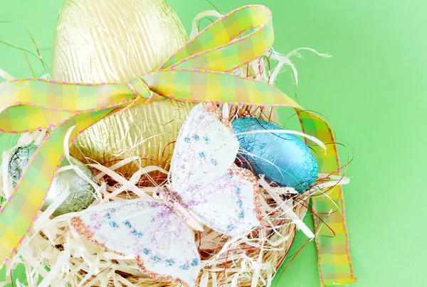 Renkli sarılmış çikolata Paskalya yumurtaları — Stok fotoğraf
