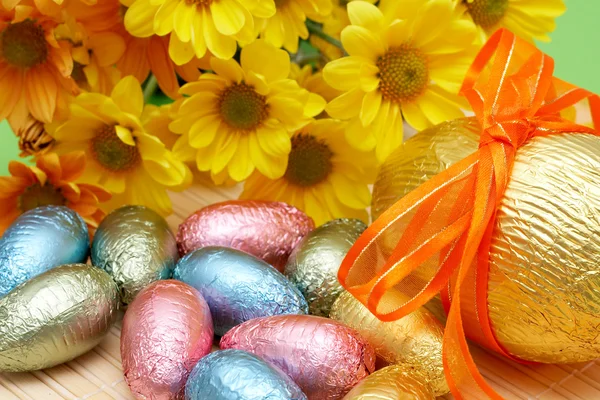 多彩包装巧克力复活节彩蛋 — 图库照片