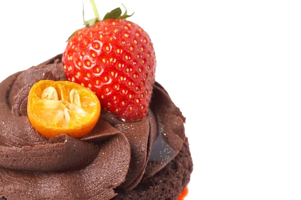 Miniatur-Schokoladen-Cupcake mit Erdbeere — Stockfoto