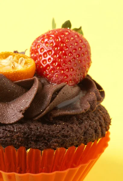Miniature chocolate cupcake with strawberry — Stock Photo, Image