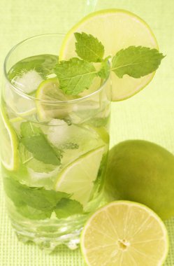 Mojito arka planı yeşil kokteyl