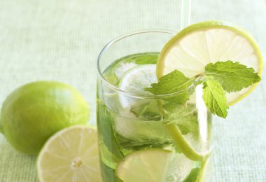 Mojito arka planı yeşil kokteyl