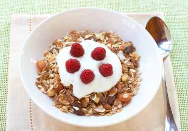 sağlıklı bir kahvaltı ile müsli ve yoğurt