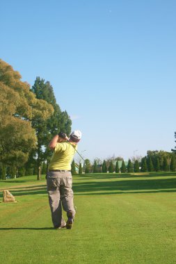 golfçü çimen üzerinde