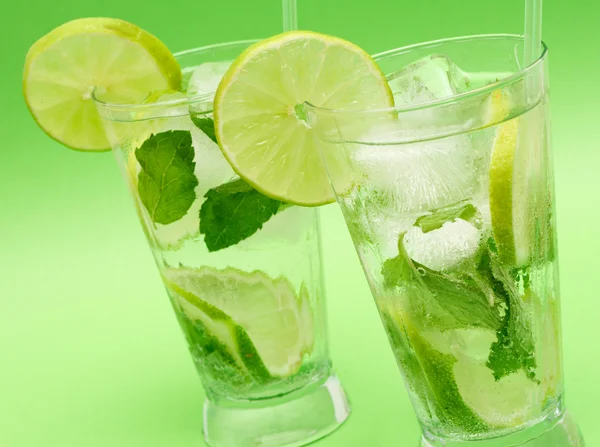 Två mojito drinkar på grön bakgrund — Stockfoto