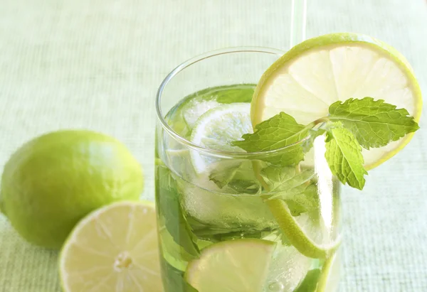 Мохито коктейль на зеленом фоне — стоковое фото
