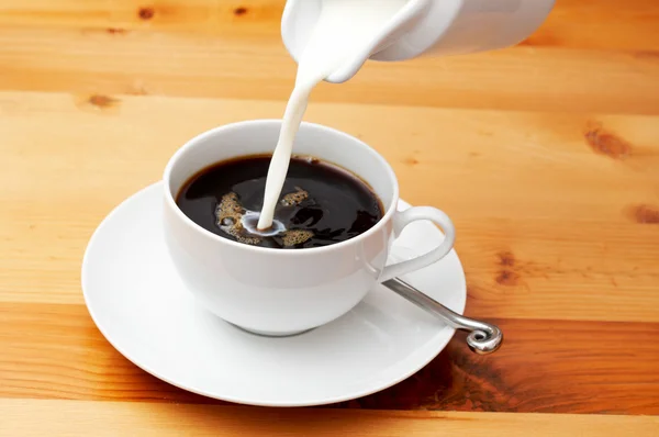 Nahaufnahme von Kaffee mit Milch — Stockfoto