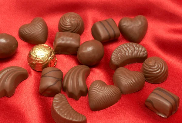 Valentines choklad på rött siden — Stockfoto