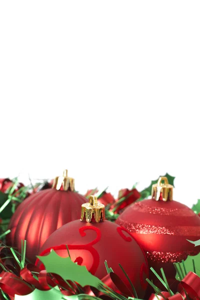 Bugigangas de Natal vermelho e ouropel — Fotografia de Stock