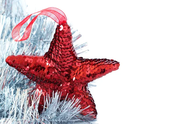 Gümüş gelin teli ile kırmızı parlak yıldız dekorasyon — Stok fotoğraf