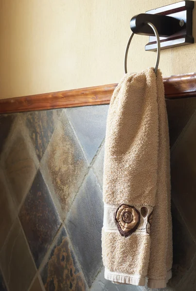 Mooie handdoek in badkamer — Stockfoto