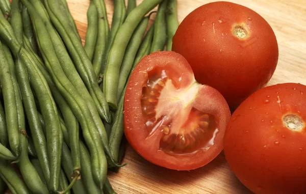 Tomates e feijões frescos suculentos — Fotografia de Stock