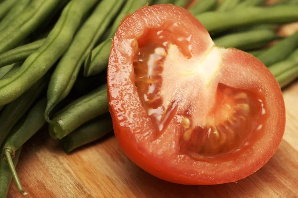 Tomates e feijões frescos suculentos — Fotografia de Stock