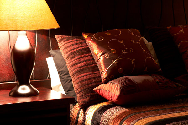 Разноцветные подушки на кровати
