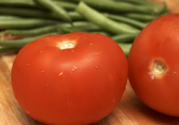 Соковиті свіжі помідори та квасоля — стокове фото