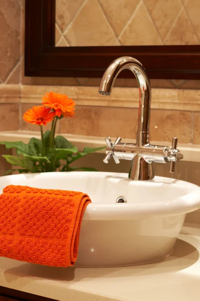 Mooie wastafel in een badkamer — Stockfoto