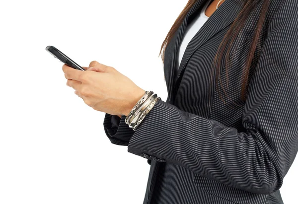Piękna brunetka kobieta trzymając telefon — Zdjęcie stockowe