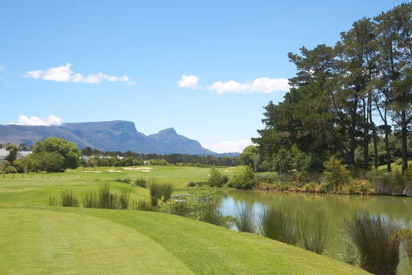 Golfbaan landschap in de bergen — Stockfoto