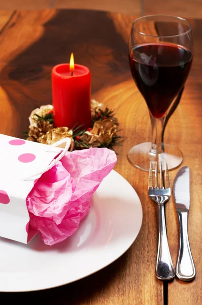 Cadre de table avec un sac cadeau sur l'assiette — Photo
