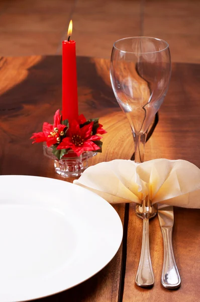 촛불을 배경으로 아름 다운 테이블 설정 — 스톡 사진