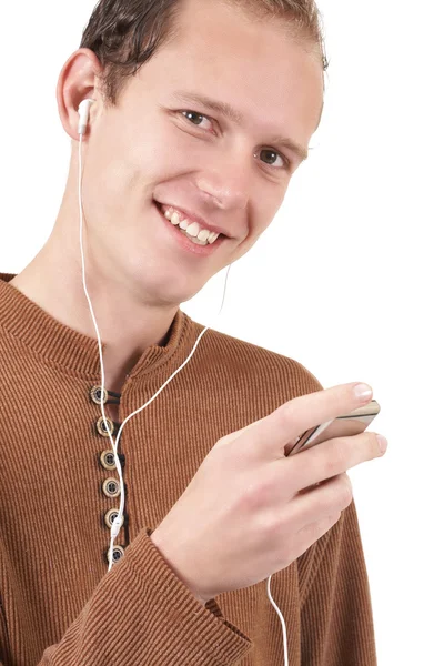 Junger kaukasischer Mann hört Musik — Stockfoto