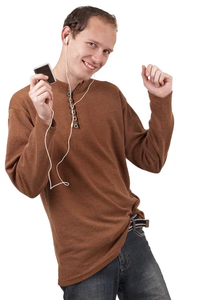 Молодий кавказький чоловік слухає музику — стокове фото