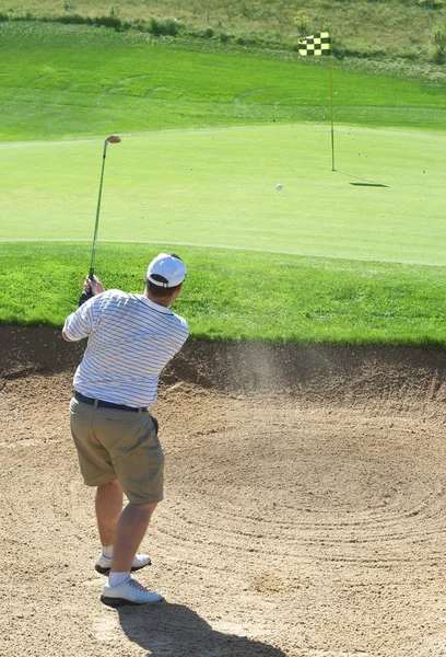 Golfista v písečném bunkru — Stock fotografie