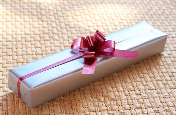 Silver gift box with pink bow — Stock Photo, Image