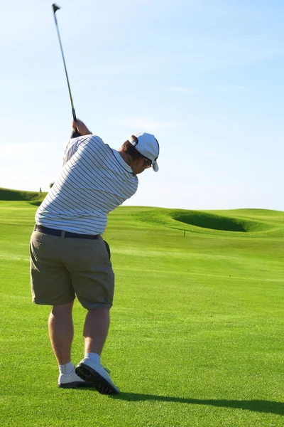 Golfer op de fairway — Stockfoto