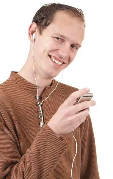 Молодой кавказский человек слушает музыку — стоковое фото