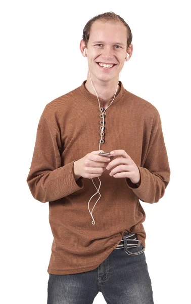 Молодий кавказький чоловік слухає музику — стокове фото