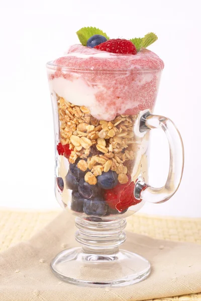 Desayuno saludable con muesli y yogur — Foto de Stock
