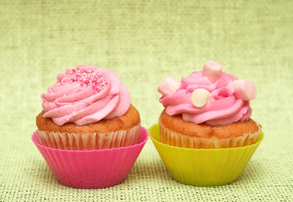 바닐라 컵 케이크 딸기 장식 — 스톡 사진