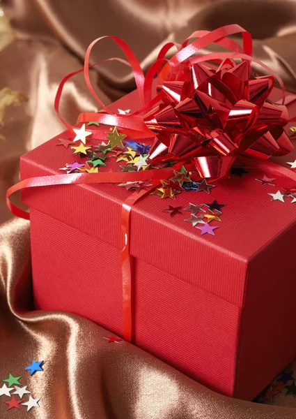 Confezione regalo rossa con fiocchi e stelle — Foto Stock