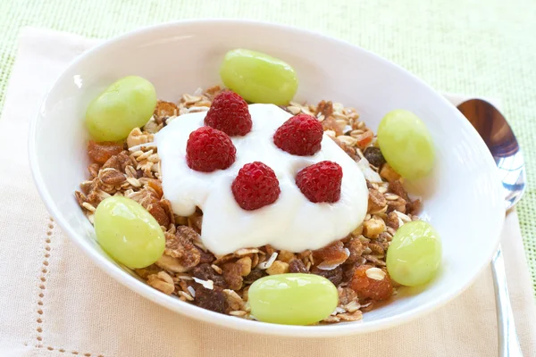 健康的早餐麦片、 酸奶和浆果 — 图库照片