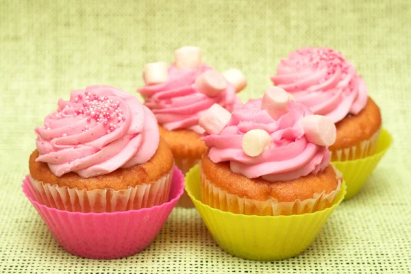 Vanille cupcakes met aardbei suikerglazuur — Stockfoto