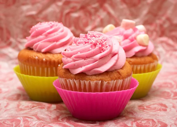 Vanilkový cupcakes s jahodovou polevou — Stock fotografie