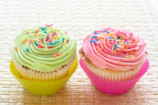 Vanille-Cupcakes mit Erdbeere und Limettenglasur — Stockfoto