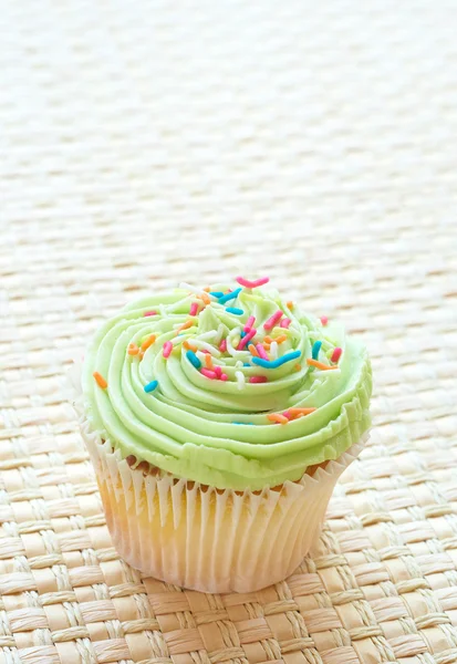 Cupcake à la vanille avec glaçage vert citron vert — Photo