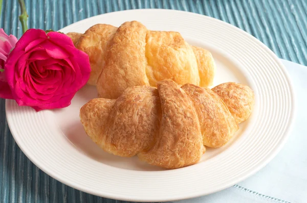 Croissant s růží — Stock fotografie