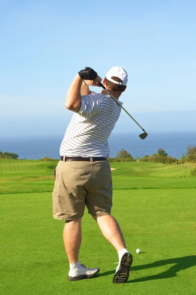 Gracz w golfa na polu tee — Zdjęcie stockowe