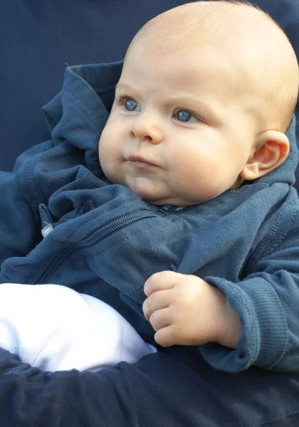 Bebé recién nacido en chaqueta azul — Foto de Stock