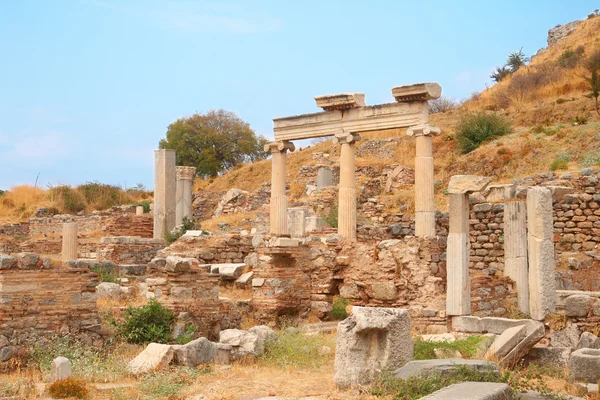 Ruiny sloupců v starověké město z Efesu — Stock fotografie