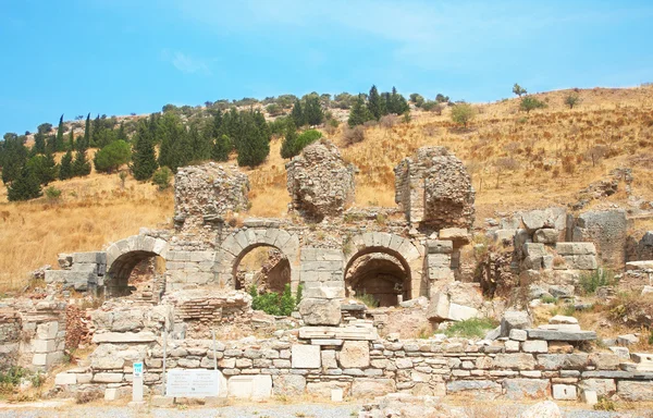 Ruinas de columnas en la antigua ciudad de Éfeso — Foto de Stock