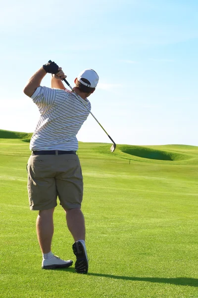 Junger Golfer auf dem Fairway — Stockfoto