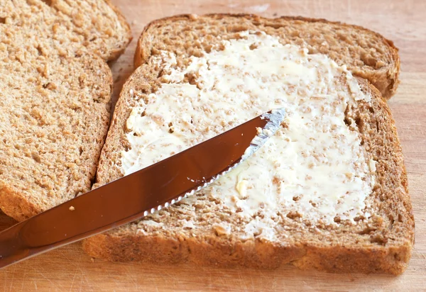 버터와 맛 있는 건강 wholewheat 빵 — 스톡 사진