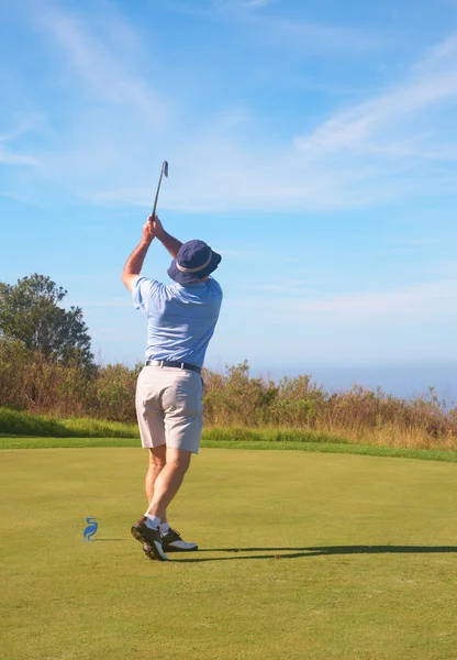Senior Golfer beim Golfspielen — Stockfoto