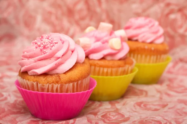 Vanilla cupcakes with strawberry icing — Stock Photo, Image
