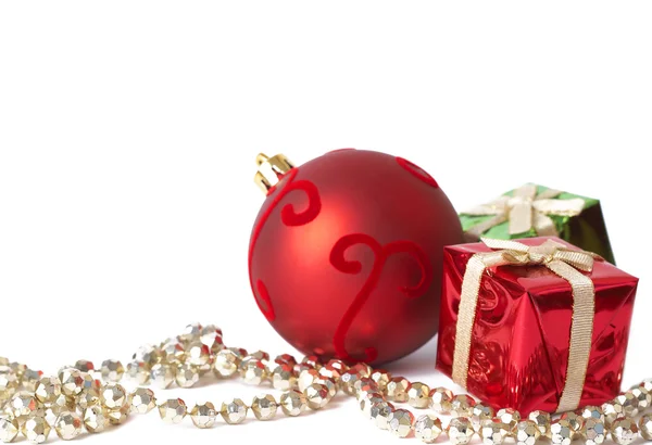 Κουτιά δώρων Χριστουγέννων, μπάλα και κοσμήματα — Φωτογραφία Αρχείου